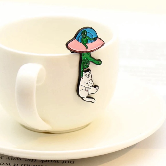 Funny Space Cat Alien Enamel Pin Astronomy UFO - Picture 3 of 6